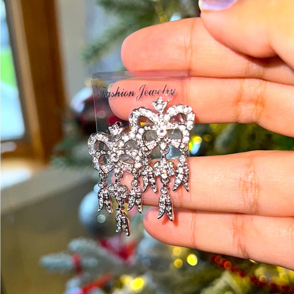 Rare crown queen style earrings for women